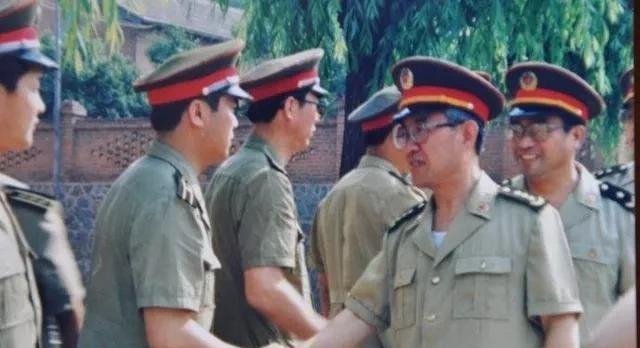 1992年，中央军委领导班子调整	，配备有4名军委委员，都有谁？__1992年，中央军委领导班子调整	，配备有4名军委委员，都有谁？