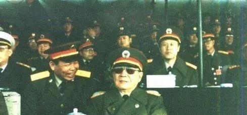 1992年，中央军委领导班子调整，配备有4名军委委员，都有谁？_1992年	，中央军委领导班子调整，配备有4名军委委员，都有谁？_
