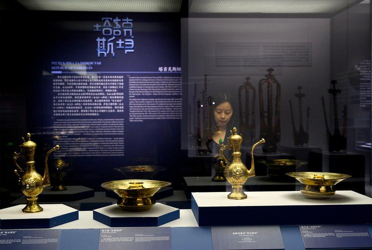 _璀璨星河下一句是什么_璀璨的星河象征着什么