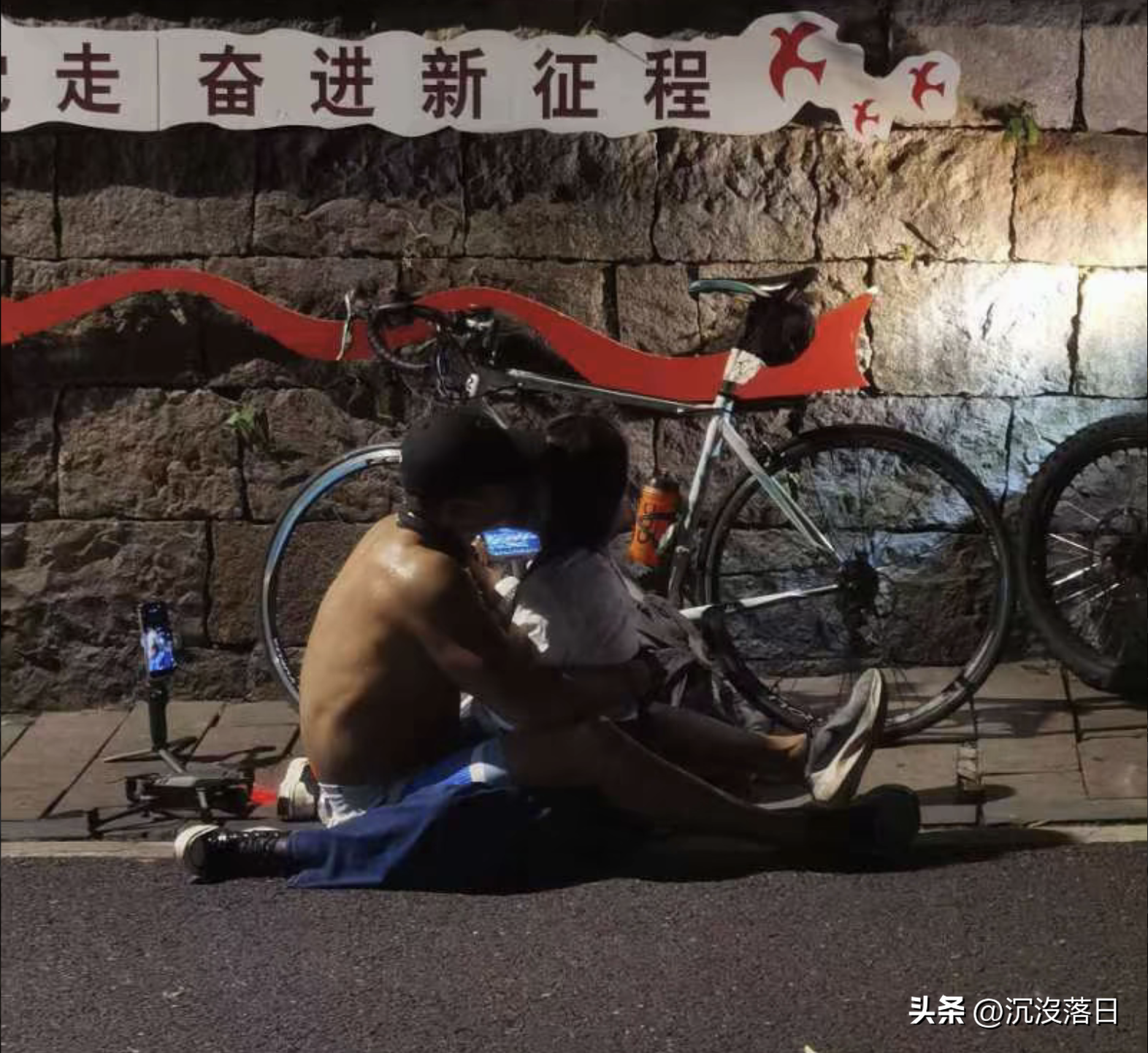 惊！‌杭州骑行圈男女路边行不雅之事曝光